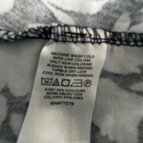 Ann Taylor Factory Navy and White Floral Short Sleeve Top - Picture 6 of 7